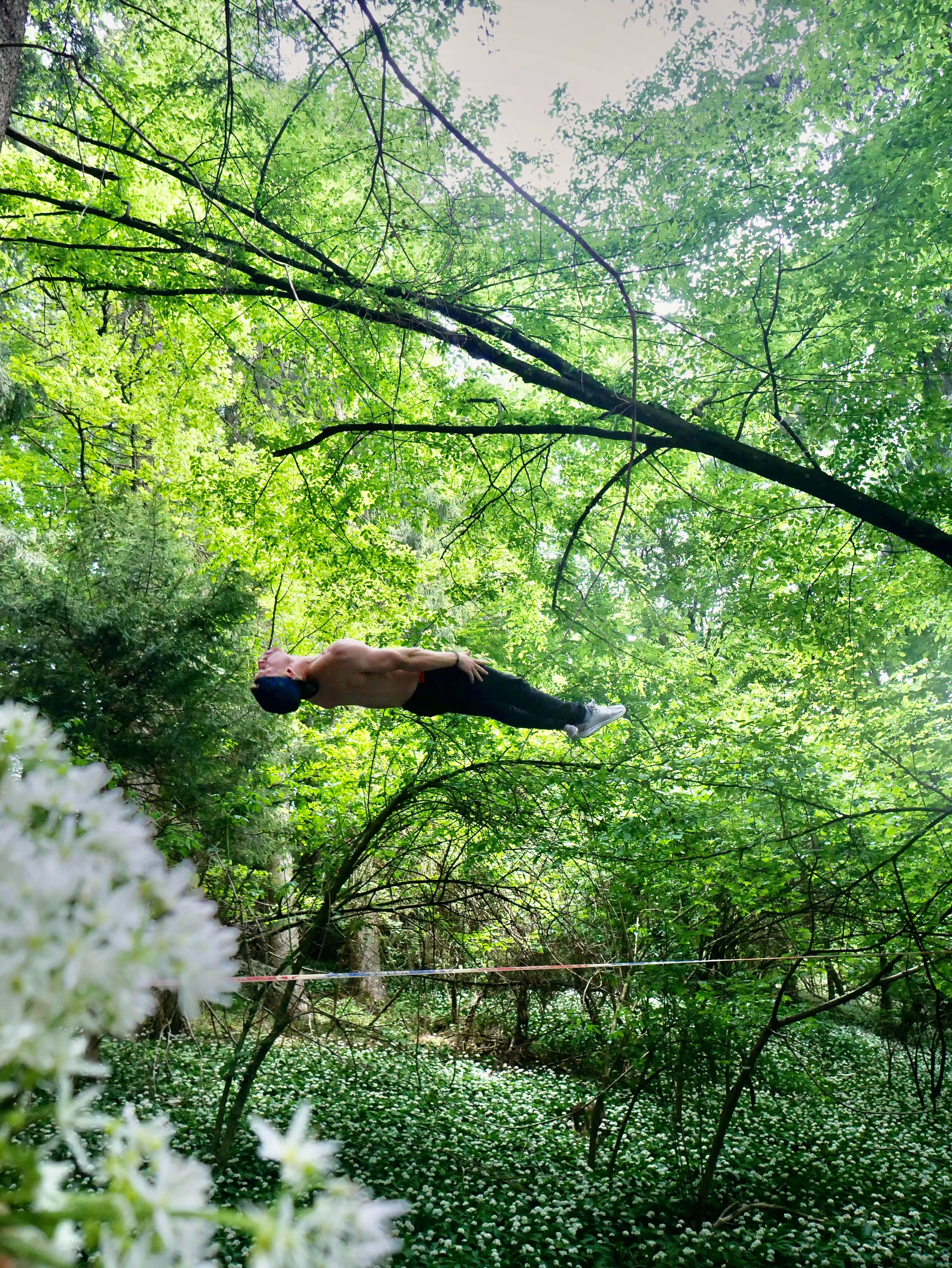 Moritz Purer Backflip im Wald – professioneller Slackliner aus Österreich