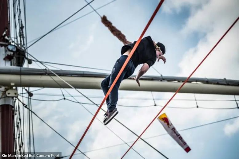 Moritz Purer – Red Bull Slackship Performance auf dem Segelschiff