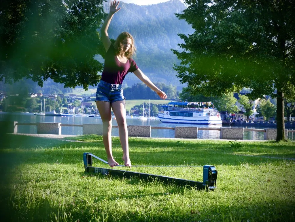 Moritz Purer – Slackline Workshop mit Teilnehmern im Freien