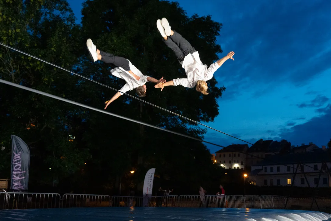 Moritz Purer – Duo Trickline Show bei Nacht